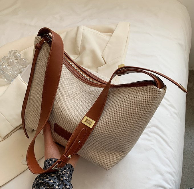 大容量クロスボディショルダーバッグ