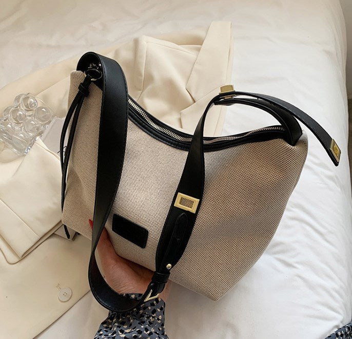 大容量クロスボディショルダーバッグ