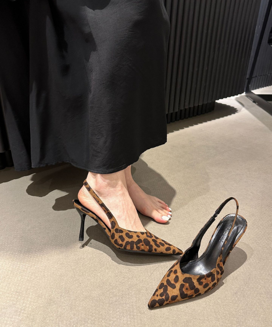 ポインテッドトゥバックベルトパンプス