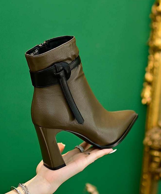 ベルトチャンキーヒールショートブーツ