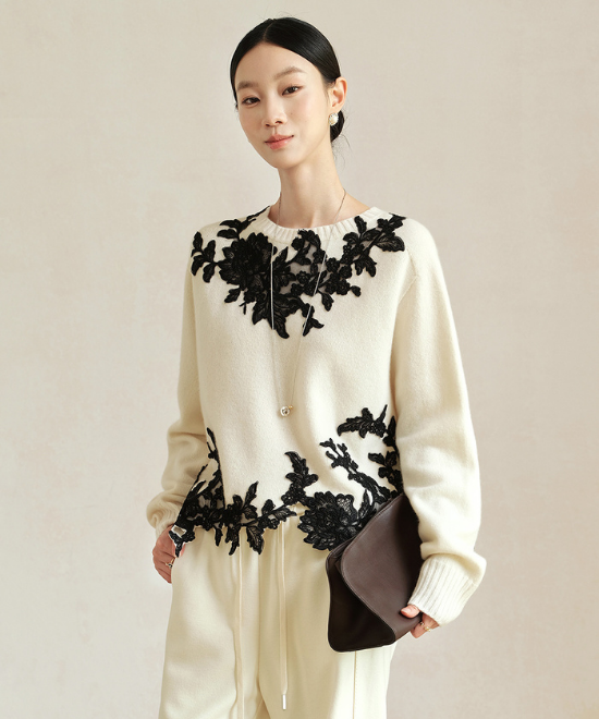 レース刺繍クルーネックニット