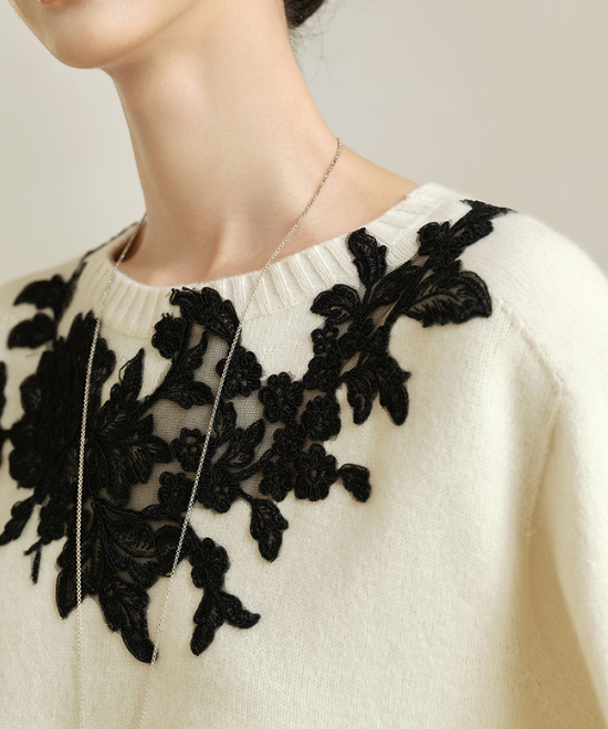 レース刺繍クルーネックニット