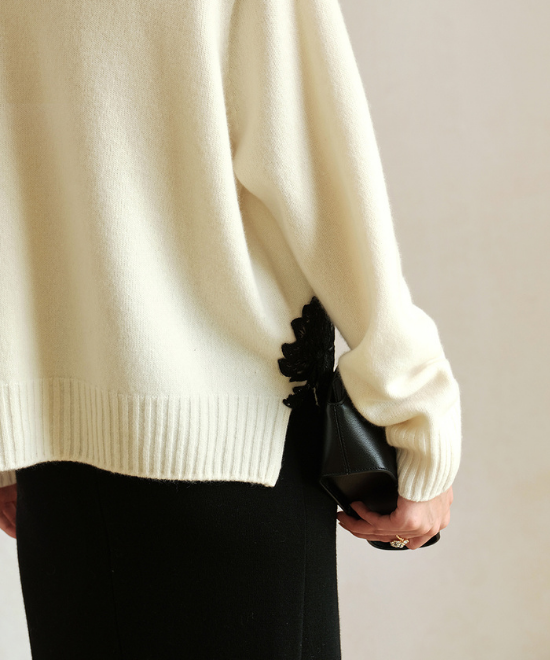 レース刺繍クルーネックニット