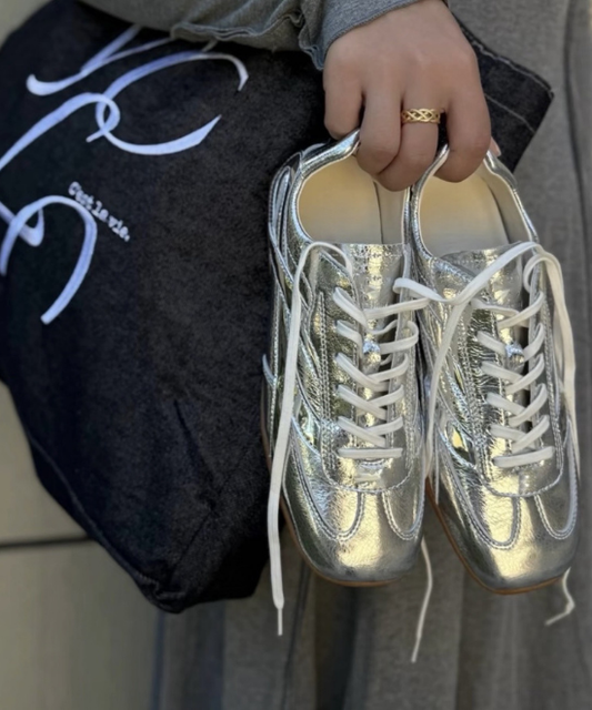 スクエアトゥレースアップスポーツシューズ