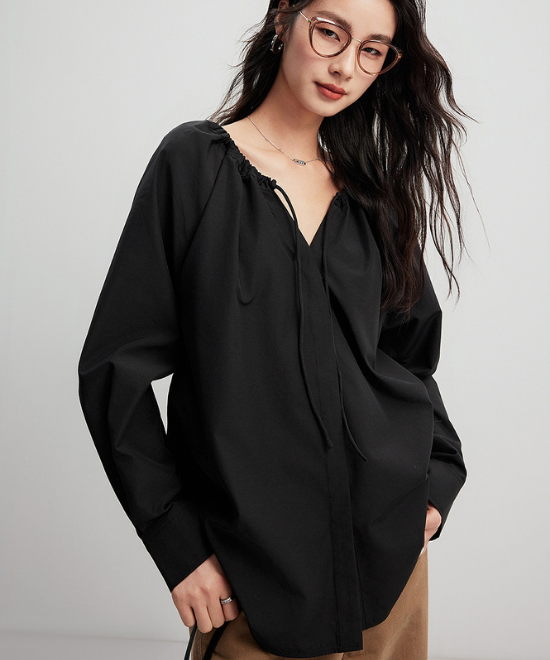 ドローストリングネックプリーツシャツ