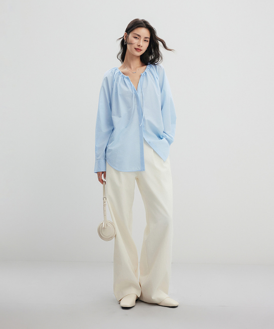 ドローストリングネックプリーツシャツ