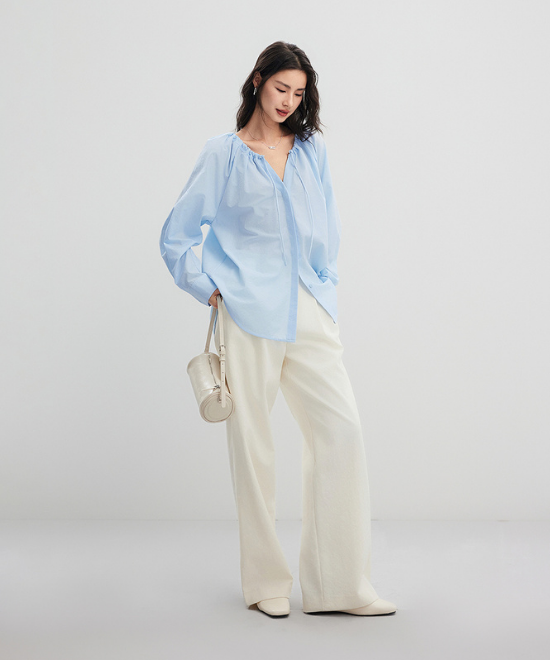 ドローストリングネックプリーツシャツ