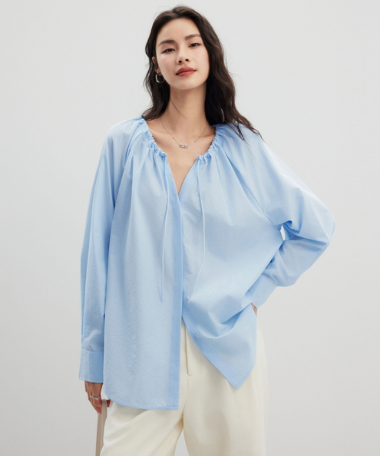 ドローストリングネックプリーツシャツ