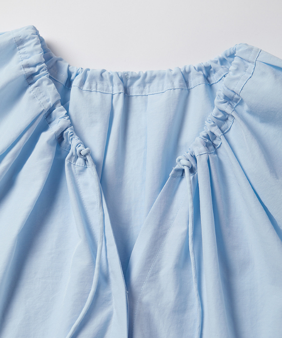 ドローストリングネックプリーツシャツ