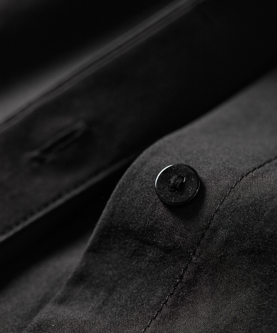 ドローストリングネックプリーツシャツ