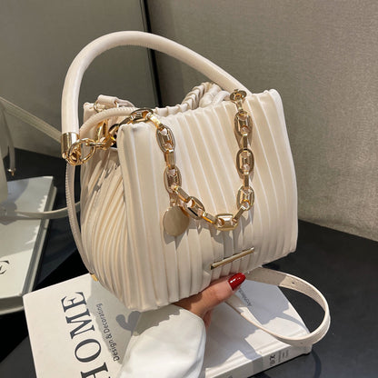 チェインチショルダーバケットバッグ